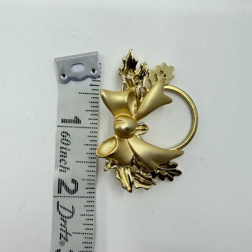 Brooch Vintage Gold Tone Bow Napkin Ring Holly Leaf Christmas Holiday Statement